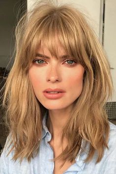 Vintage Bangs, Medium Hair Styles For Women, Shag Hairstyles, Red Carpets, Makijaż Smokey Eye, Hair Women, Shag Haircut, Trending Hairstyles, Short Hair With Bangs