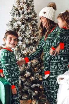 Portrait of a Green Christmas Pajamas Family Matching Set. Family Christmas Outfit Ideas, Green Christmas Pajamas, Xmas Outfits Women, Christmas Looks Outfits, Christmas Day Outfits, Christmas Outfits For Women, Christmas Family Pajamas, Christmas Fashion Outfits, Christmas Pajamas Family