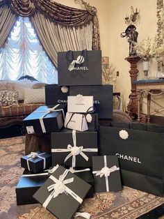 Luxury Birthday Gifts, Luxury Birthday, Rich Girl Aesthetic, Super Rich Kids, Chanel Collection, Rich Girl Lifestyle, Rich Lifestyle