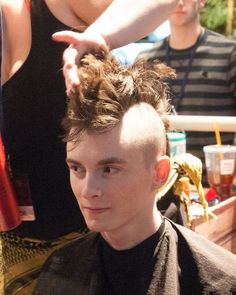 Punk Hairstyles For Men, Men's Mohawk, Wild Haircut, Electric Blue Hair, Punk Mohawk, Punk Ideas, Colored Hairstyles, Punk Hairstyles