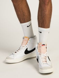 Dans les années 70, Nike était la nouvelle chaussure du quartier. Tellement nouvelle en fait, que nous étions encore en train de percer sur la scène du basket-ball et de tester des prototypes sur les pieds de notre équipe locale. Bien sûr, le design s'est amélioré au fil des ans, mais le nom est resté. La Nike Blazer Mid '77 Vintageclassic depuis le début.  Avantages La tige en cuir et en synthétique conserve l'aspect classique de l'original tout en ajoutant du confort et du soutien. Le traiteme Nike Blazer 77, Blazer 77, Blazer Mid 77 Vintage, Basket Vintage, Nike Blazer Mid 77, Nike Blazer Mid, Nike Blazers Mid, Vintage Sneakers, Blazer Mid