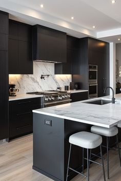 29 Modern Luxury Kitchen Ideas for a High-End Look Home Decor Ideas Kitchen Modern, Black Dream House, Monochrome Kitchen, Luxury Kitchen Ideas, Japan Living, Home Decor Ideas Kitchen, Mens Bedroom Decor, White Marble Kitchen, Modern Luxury Kitchen