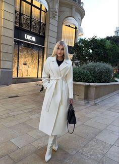 Elegant Paris Outfit, Long White Wool Coat, Rich Buissnes Woman Outfits, Posh Winter Outfits, Classy Winter Coats For Women, White Overcoat Outfit Women, Long White Winter Dress, White Long Coat Outfit, Wool Coat Aesthetic