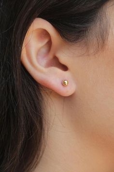 Top Earrings Gold Indian, Everyday Gold Earrings Indian, Small Gold Stud Earrings, Ear Studs Indian Gold For Women, Baby Studs Earrings Gold, Simple Gold Earrings Indian, Gold Studs Earrings Indian Round, Baby Earrings Gold Indian, Small Gold Earrings Indian