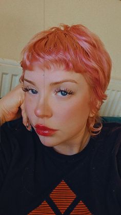 Super Short Red Hair, Short Women Mullet, Pink And Orange Hair Short, Peach Hair Short, Styling Buzzcut, Pink Buzzcut Woman, Split Dye Pixie Cut, Buzzcut Colored Hair, Pixie Cut Dyed Hair