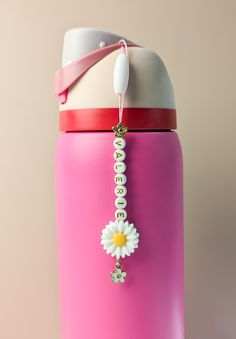 This cute customized name charm with a cute white daisy is perfect for adding a unique personalized touch to your tumbler of choice like an Owala, Stanley, Yeti or HydroFlask. This would be a cute gift for a friend and coworker, office gift, teacher gift, student gift, back to school gift, water bottle charm gift and tumbler lover gift. 𝗗𝗘𝗧𝗔𝗜𝗟𝗦: 💎 You may add up to 10 letters. 💎 This charm has an easy to open breakaway clasp for when you have to remove it to wash your tumbler. Please be gentle with the clasp! 𝗛𝗢𝗪 𝗧𝗢 𝗢𝗥𝗗𝗘𝗥: 💎 Please enter your text in the personalization window. We would really appreciate if you could enter all information accurately, thank you so much!  𝗗𝗜𝗠𝗘𝗡𝗦𝗜𝗢𝗡𝗦: 💎 The Charm is anywhere from 5" to 7" long depending on the number of letters. Water Bottle Charms, Tumbler Handle, Bottle Charms, Cup Tumbler, Student Gift, White Daisy, Bride Gift, School Gift, Gift Teacher