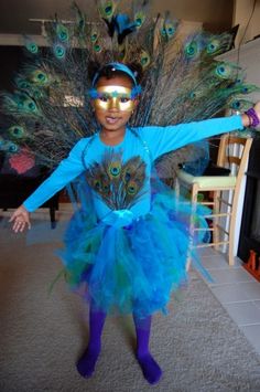 Dollar Store DIY Peacock-Costume Peacock Costume Diy, Peacock Halloween Costume, Peacock Halloween, Baby Kostüm, Costume Works, Homemade Costumes, Halloween Costume Contest