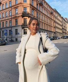 Outfit Pregnant, Kenza Zouiten, 32 Weeks Pregnant, Pregnancy Outfit, Newborn Birth, Preggo Fashion, Pregnancy Belly, Birth Labor