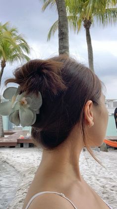 hair clip claw clip flower claw clip flower hair clip diy beach hair Summer Wavy Hair, Quick Summer Hairstyles, Pool Day Hairstyles, Beach Day Hairstyles, Curly Hair Black Women, Beach Hair Color, Hairstyles For The Beach, Hairstyles Vacation, Short Hair Curly