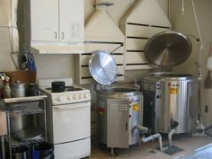 the kitchen is clean and ready to be used as a cooking area for many cooks