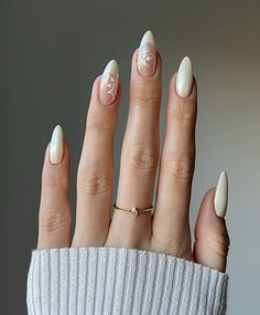 Winter Wedding Nails, White Chrome Nails, Holiday Nails Christmas, Nagellack Trends, Chrome Nails Designs, Cute Christmas Nails, Nails Winter, Almond Nails Designs, Snowflake Nails