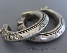 Vintage silver kashmiri bracelet with wonderful ornaments. It is made of high grade silver and has a perfect patina and soft traces of wear. The end are designed like an animal head.    Inside diameter 5 cm / 1,96 ", Opening 2,5 cm / 1 ",  Fits perfectly for a arm circumference of 17 cm / 6,7 " Weight 64 g Origin: Kashmir The price is for one bracelet. Traditional Oxidized Sterling Silver Bracelet For Festivals, Handmade Traditional Sterling Silver Bracelet, Traditional Sterling Silver Bracelet With Oxidized Finish For Festivals, Handmade Traditional Sterling Silver Bracelet For Festivals, Traditional Sterling Silver Bracelet With Intricate Design For Festivals, Traditional Engraved Bangle For Rituals, Traditional Carved Silver Jewelry, Traditional Sterling Silver Wedding Bracelet Engraved, Traditional Engraved Sterling Silver Wedding Bracelet