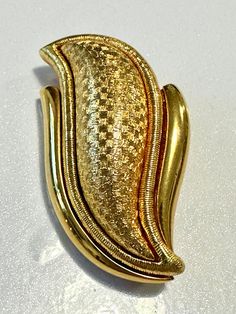 A most stylish chic vintage gold plated monet ladies brooch circa  70's 80's styled inspired by a conch shell ,  a rare design  with polished outer lines and engine turned domed centre and a twinkle in light  with hint of art deco  pre owned hardly worn  in excellent condition  very stylish, smart , can be worn many various ways make fantastic gift  size  5.5 x 3 cm 18 grams in weight French Look, Conch Shell, Chic Vintage, Conch, Fantastic Gifts, Vintage Chic, Vintage Gold, Stylish Women, Brooch Pin