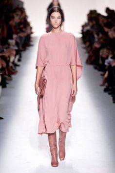 Valentino Fall 2014. See all of the best runway looks from Paris Fashion Week here. Random Fashion, London Fashion Weeks, Fashion Fantasy, Fashion 2014, Moda Paris, Style Steal, Estilo Chic, Fashion Runway, 2014 Fashion