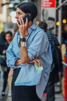 Spring is the time for a natural look and wardrobe | IDEAS UNITED ARROWS ONLINE- Minimalist Moda, Converse Outfits, Daily Fashion Inspiration, Looks Chic, Street Style Outfit, Michael Jordan, Blue Shirt