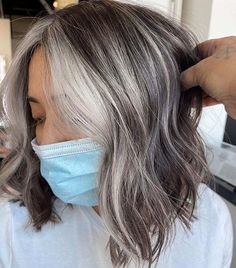 Grow Out Your Greys With This Grey Blending Hair Trend Grey Blending Hair, Grey Hair Blending, Grey Hairstyle, Grey Blending, Hair Blending, Gray Balayage