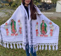 hermoso chal con la virgen de guadalupe en tu compra ahora te mandamos un llavero de la Virgen de Guadalupe  la imagen de la Virgen de Guadalupe a los lados está hermosa 🌺 Perfecto para este 12 de diciembre y celebra a nuestra madrecita Medidas 1.70 cm de largo x 65 cm de ancho más fleco de 12 a 20 cm cada uno (medidas aproximadas) Guadalupe Scarf, Mexican Shawl, Embroidered Shawl, Virgin Of Guadalupe, Floral Shawl, Mexican Blanket, Ladies Poncho, Traditional Mexican, Blanket Wrap