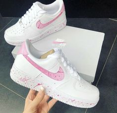 Artsy Shoes, Jeans Rosa, Nike Shoes Women Fashion, Pink Splash, Custom Sneakers Diy, Pink Nike Shoes, Basket Nike, Custom Shoes Diy, Nike Fashion Shoes