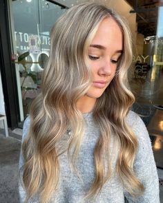 Gorgeous woman with blonde hair and soft curls. Looking for cozy and stylish winter hairstyle ideas? Check out these 15 gorgeous hairstyles perfect for the cold season! From chic braids to effortless buns, these winter hairstyles will keep you looking fresh, warm, and on-trend all season long. Perfect for everyday wear or holiday parties! 🌨❄ #WinterHairstyles #HairInspiration #WinterBeautyTips #Braids #CozyLooks Balayage Shades, Winter Balayage, Balayage Hair Color Ideas, Hair Color Ideas For Fall, Blonde Shades