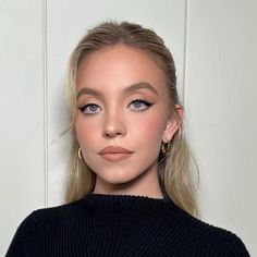 Ash K Holm Makeup, Make Up For Blonde Girl, Sydney Sweeney Makeup, Cool Toned Makeup Looks, Sydney Sweeney Hair, Smokey Wing, Degree Party, Bellas Wedding, Winged Liner Makeup