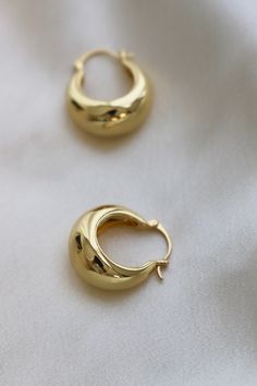 Add a touch of glamour to your look with these Coco Chunky Hoop Earrings. With a thick gold hoop design and a bold shape, these earrings add a touch of sophistication to any outfit. Materials: Gold plate brass SKU: E1597G Chunky Gold Hoop Earrings Minimalist, Affordable Trendy Gold Plated Earrings, Thick Gold Hoops, Chunky Gold Hoop Earrings, Chunky Hoop Earrings, Hoop Design, Golden Jewelry, Jewelry Accessories Ideas, Golden Earrings