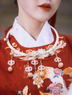 Circular style necklace from the Late Ming Dynasty, this solid base necklace is adorned with various floral motifs, colorful beads, dainty pearls, and best of all - small bells! These create a lovely twinkle with every step. The circular style of necklace is best paired with Ming Dynasty garments, however pair great with a variety of dynasties and even modern outfits! Materials: color-preserving alloy (won't fade or oxidize), colored glass, imitation pearls Diameter: 15cm This item has a 5 day c Traditional Pearl Necklaces With Colorful Beads, White Ceremonial Pendant Necklaces, Ceremonial White Necklaces With Round Beads, White Pendant Necklace For Ceremonial Occasions, White Round Beads Necklace For Ceremonies, White Round Beads Necklaces For Ceremonial Occasion, White Round Bead Necklaces For Ceremonial Occasion, Cloud Necklace, Modern Hanfu