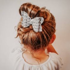 Silver textured alligator faux leather. Holographic Hair, Holographic Fabric, Etsy Success, Bow Set, Inspiration For Kids, Scrunchie Hairstyles, Etsy Baby, Hair Bow