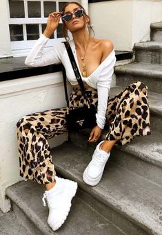 Mode Poses, Minimal Stil, Edgy Woman, Leopard Print Pants, 2020 Fashion Trends, Edgy Style, Trik Fotografi, Print Pants, Celebrity Street Style