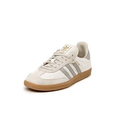 Mit diesem adidas Samba OG Schuh bist du stylish unterwegs. Er ist von dem legendären Hallenfußballschuh aus den 50ern inspiriert und kommt mit einem Obermaterial aus Leder und Wildleder. Zusammen mit dem Textilfutter und der Gummiaußensohle sorgt es den ganzen Tag über für ein bequemes Tragegefühl.