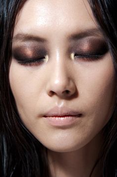 Smoky Bronze eye Metallic Eyeshadow, Winter Evening, Face Beauty, Kesha, Beauty Eyes, Makeup Face, Editorial Makeup