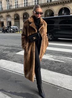 It’s a mob wife winter – this aesthetic is all about outfits with faux fur coats, dark tones, and glamour. If you’re looking to embrace your mob wife fashion season, here are the key pieces that you need to emulate the style. We just love this Russian-inspired look with a brown coat and black skinny jeans – so chic! Fur Coat Styling, How To Style A Fur Coat, Vintage Fur Coat Aesthetic, Long Faux Fur Coat Outfit, Winter Outfits Fur Coat, Outfit With Fur Coat, Faux Coat Outfit, Casual Fur Coat Outfit, Mobwife Era