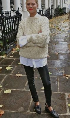 Pants 2020, Pants Trend, Look Legging, Black Leather Leggings, 2020 Trends, Looks Chic, White Sweater