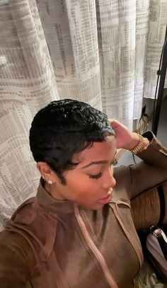 jayda wayda influencer, short hair cut, pixie cut inspo, short haircut inspo, brown jacket, soft makeup, aestethic photo, side profile, selfie Side Profile Selfie, Profile Selfie, Aestethic Photo, Short Relaxed Hairstyles, Short Black Hair