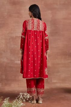 Buy Red Handwoven Moonga Silk Mitra Aari Embroidered Kurta Salwar Set For Women by Sue Mue Online at Aza Fashions. Heena Kochar Salwar Suit, Heena Kochar, Kashmiri Work, Embroidered Suits, Embroidered Salwar, Desi Wedding Dresses, Red Floral Pattern, Salwar Pattern, Copper Coin