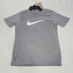 Nwt Bin Ss Nike Gray Short Sleeve Shirt, Nike Summer Gray Tops, Nike Gray Summer Tops, Tops Nike, Kids Nike, Nike Shirts, Nike Tops, Kids Shirts, Shirts Tops