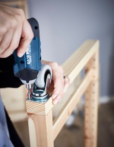 a person using a drill to attach a piece of wood with the words how to build a bench