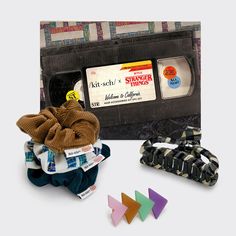 Stranger Things Exclusive Hair Accessory 5 Pack with Collector's Box 1. Arrow Hair Clip worn in Season 4 by Nancy Wheeler2. Claw Clip in plaid print from Eleven's flannel at the roller rink in Season 43. Scrunchie in mixed print from Eleven's dress at the roller rink in Season 44. Max's Corduroy Teal Scrunchie from the Eleven Dress, Welcome To California, California Hair, Heatless Hair Curlers, Roller Rink, Chic Shoes, Stranger Things Netflix, Hair Curlers