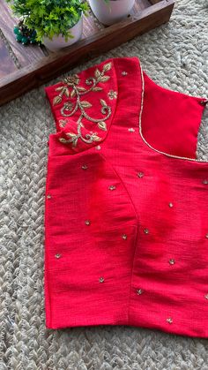 Blouse Piece Material, Hand Worked Blouse, Worked Blouse, Red Silk Blouse, Puff Sleeves Blouse, Shibori Sarees, Blue Silk Saree, Saree Blouse Styles, Checks Saree