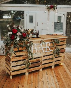 - Check more at https://howcandothis.com/weddingideas/121235/ Diy Wedding Bar Table, Diy Wedding Ideas Outdoors, Diy Bar At Wedding, Build A Bar For Wedding, Industrial Vintage Wedding, Pallet Bar Wedding, Outdoor Wedding Bar Setup, Rustic Wedding Marquee, Diy Bar Wedding Set Up