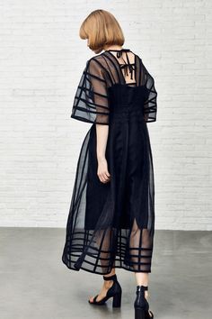 Akira Naka Tokyo Printemps-Été 2020 Kebaya Dress, Fashion Glamour, Thrift Flip, Fashion Diy, Modern Dress, Wardrobe Style, Fashion Shows, Sheer Dress, Moda Fashion