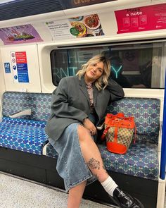 Libby Faulkner on Instagram: "A belated roundup of some feb outfits & faves 💓" Tube Photoshoot, Feb Outfits, Tattoo Cowboy Hat, Photoshoot Blazer, Plus Size Chic Outfits, Cowboy Hat Tattoo, Denim Midi Skirt Outfit, Oversized Blazer Outfit, Modern Mom Style