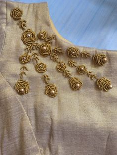 Embroidery On Blouse, Golden Thread Embroidery, Handwork Designs, Embroidery Botanical, Blouse Handwork, Aari Blouses, Blouse Ideas, Aari Designs, Blouse Embroidery