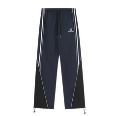 5ft 5''(166cm) tall, 97 lbs(44kg) weight and wearing a size M163cm/44kg wearing a size S - STRIPED- Nylon - Track sport style- Wide straight fit- 2 colors Luxury Sporty Straight Pants, Street Preppy, Y2k Sporty, Unique Clothing Style, Baggy Sweatpants, Punk Vintage, Skirt And Sneakers, Garment Labels, Japanese Street Fashion