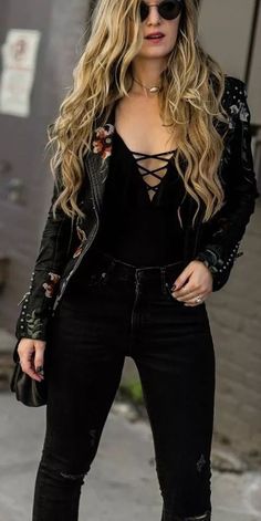 Edgy Winter Outfits, Mode Rockabilly, Black Flared Jeans, Embroidered Leather Jacket, Outfits Edgy, Florida Fashion