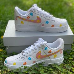 - Brand new with box - Hand-painted with Angelus Leather Paints - Worldwide shipment.  - All customs are waterproof  scratch resistant. - Simply select your correct size!!! Flower Doodle, Af1 Shoes, Flowers Pastel, Custom Af1, Painted Sneakers, Air Force 1s, Doodle Design, Air Force 1 Custom, Custom Air Force 1