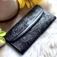 "Timeless women wallets first used in the 60's and 70's as an evolution for women accessories. Labor time: 8 hours All handcrafted one at a time by master leather artisans - 11 credit card slots - One zipper coin pocket - One ID window - Two bill compartments - Metal magnetic clasp - 8\" L x 3.5\" W (18 x 9 cm) - Zipper coin compartment Because items are handmade, each leather wallet will respond to coloring slightly different. Available colors: https://www.salylimonusa.shop IMPORTANT: If your h Black Clutch As A Gift, Trifold Wallet With Card Slots For Daily Use, Trifold Wallets For Everyday Use, Leather Clutch As Gift, Trifold Clutch For Daily Use, Boho Wallet, Fun Wallets, Women's Wallets, Sustainable Leather