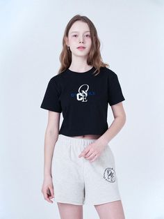 It is a cropped short sleeves t-shirt with point embroidery. The graphic print and embroidery make the t-shirt a classic and basic item.- Round neck- Ribbed neck- Graphic print- Logo label Spring Short Sleeve Crop Top With Logo Print, Cotton Cropped Shirt With Logo Print, Short Sleeve Cropped T-shirt With Text Print, Casual Short Sleeve Crop Top With Letter Print, Summer Cropped Short Sleeve Shirt With Logo Print, Basic Cropped T-shirt With Logo Print, Cropped Text Print T-shirt, Casual Short Sleeve Crop Top With Text Print, Basic Cropped Graphic T-shirt