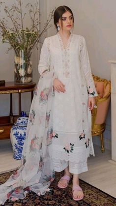 Pakistan Dress, Pakistani Fashion Casual, White Kurta, Pakistani Dresses Casual, Pakistani Fashion Party Wear, Salwar Kamiz, Beautiful Pakistani Dresses, Cotton Dupatta, Simple Pakistani Dresses