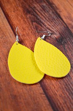 These super cute stripe earrings make great gifts!These yellow earrings have a super cute yellow texture and design design.These earrings hang about an inch below your ear.The material is faux leather and about two inches long in a teardrop shape.All metals are hypoallergenic and great for sensitive ears!Have any questions? Shoot me a message! Otter Jewelry, Arizona Jewelry, Yellow Texture, Striped Earrings, Yellow Gifts, Yellow Textures, Yellow Jewelry, Small Jewelry Box, Yellow Earrings