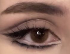 Light Dark Makeup Looks, Down Turned Eyeliner Wing, Man Eater Make Up, Margaret Core, Edgy Makeup Looks Grunge, Real Grunge 90s, Makeup Brown Skin, Double Winged Eyeliner